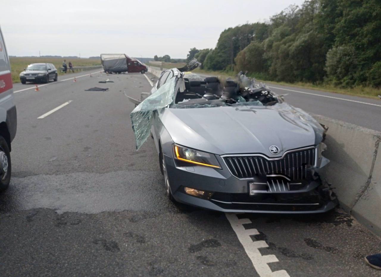 Смертельное ДТП в Лидском районе: «Skoda» врезалась в автомобиль дорожной службы   Около часа дня 10 сентября на 194-м километре трассы «М6» вблизи деревни Шпильки произошло столкновение автомобилей «Skoda» и «ГАЗ».  44-летний водитель иномарки двигался в сторону Минска, по крайней левой полосе стал опережать большегруз и допустил столкновение со стоявшей в ней машиной прикрытия работников дорожной службы, которые осуществляли обслуживание бетонных блоков на разделительной полосе.  В результате ДТП водитель «Skoda» погиб на месте, люди, находившиеся в салоне «ГАЗа» и у разделительной полосы - не пострадали.  На месте сотрудники ГАИ организовали безопасный объезд, работает следственно-оперативная группа, выясняются все обстоятельства происшествия.  УГАИ УВД Гродненского облисполкома