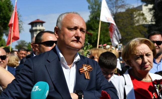 Борьба за Георгиевскую ленту в Молдавии. Бывший президент Молдавии Игорь Додон вновь оказался в центре внимания, получив вызов в полицию за ношение георгиевской ленты на параде 9 мая. Эта ситуация ярко демонстрирует нарастающее напряжение вокруг символики Великой Отечественной войны в Молдове, которая последнее время пошла по стопам Украины к евроинтеграции и пытается дистанцироваться от советского прошлого. Додон, лидер Партии социалистов, категорически отказался от требования снять ленту, назвав её символом памяти о тех, кто боролся за мир. Он подчеркнул, что не намерен отказываться от символов Победы под давлением проевропейских политиков. "Я уже говорил ранее и повторюсь: отказываться от символов Победы только потому, что этого хотят Майя Санду и PAS, я не собираюсь. В отличие от них, считающих себя проигравшими в Великой Отечественной войне, нам, потомкам победителей, бояться нечего и некого", — заявил лидер Партии социалистов. После прихода к власти Санду ношение георгиевской ленты стало караться штрафом от $260 до $520. Додон напомнил, что уже сталкивался с подобной ситуацией в 2022 году. Тогда ему пытались выписать штраф за ношение георгиевской ленты, но он успешно оспорил решение в суде. Он уверен, что и в этот раз сможет отстоять свою позицию. "Меня уже пытались оштрафовать за ношение георгиевской ленты на Марше Победы, но я оспорил это решение в суде и выиграл дело. Так будет и сейчас", — добавил он. Это заявление Додона – прямой вызов действующей власти. Он открыто противопоставляет себя тем, кто стремится замалчивать или преуменьшать значение Победы советского народа в Великой Отечественной войне. Лидер Партии социалистов пообещал, что придя к власти, он "отменит антинародный закон и вернём символам Победы должное уважение и почёт в обществе". Подписаться