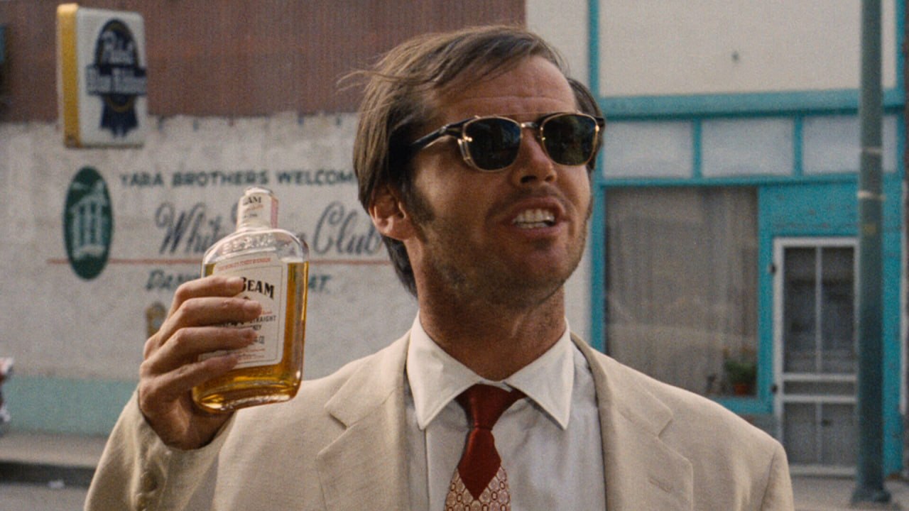 Производитель бурбона Jim Beam объявил о приостановке производства на весь 2026 год Основной завод в штате Кентукки будет закрыт в это время будет проводиться модернизация производственных мощностей пишет BBC Не последним фактором сыгравшим роль стала нестабильность на рынке Производители виски столкнулись с ответными импортными пошлинами на зарубежных рынках после того как в апреле президент США объявил о введении тарифов на товары из большинства стран мира отмечает издание Главное здесь Подписывайтесь