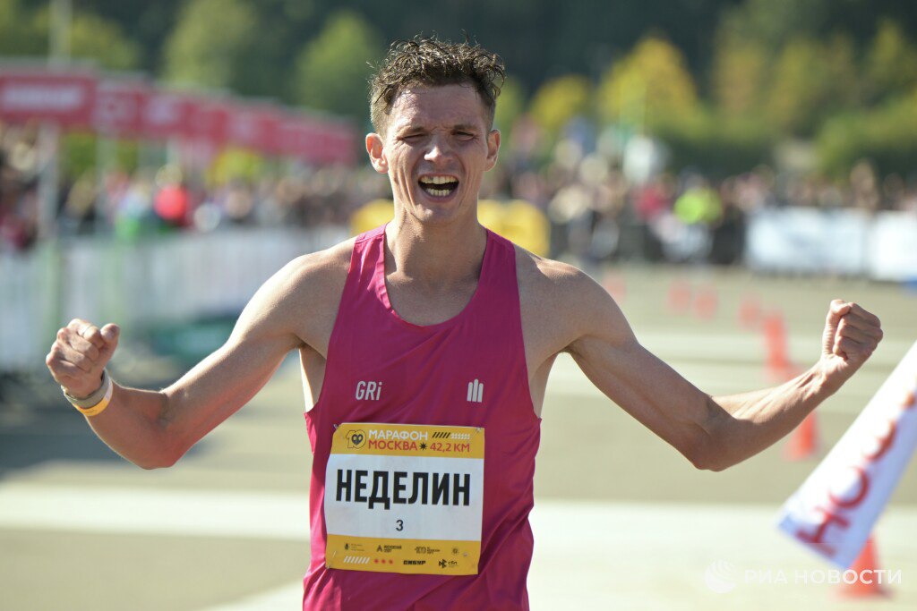 Дмитрий Неделин выиграл казанский марафон Бегун преодолел дистанцию 42,2 км за 2 часа 9 минут 38 секунд и стал чемпионом России. У женщин лучшей стала кенийка Джудит Чероно 2:29.23 .