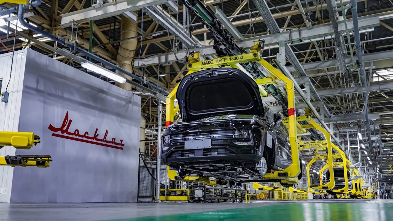 Немец Ханс Петер Мозер ушел с поста гендиректора завода Москвич Он возглавлял компанию почти 2 5 года Мозера сменила Елена Фролова которая ранее руководила направлением легковых автомобилей в КамАЗе к нему относятся Москвич и Атом а до этого три года возглавляла завод Мазда Соллерс Мануфэкчуринг Рус Подпишитесь на нашу группу в VK