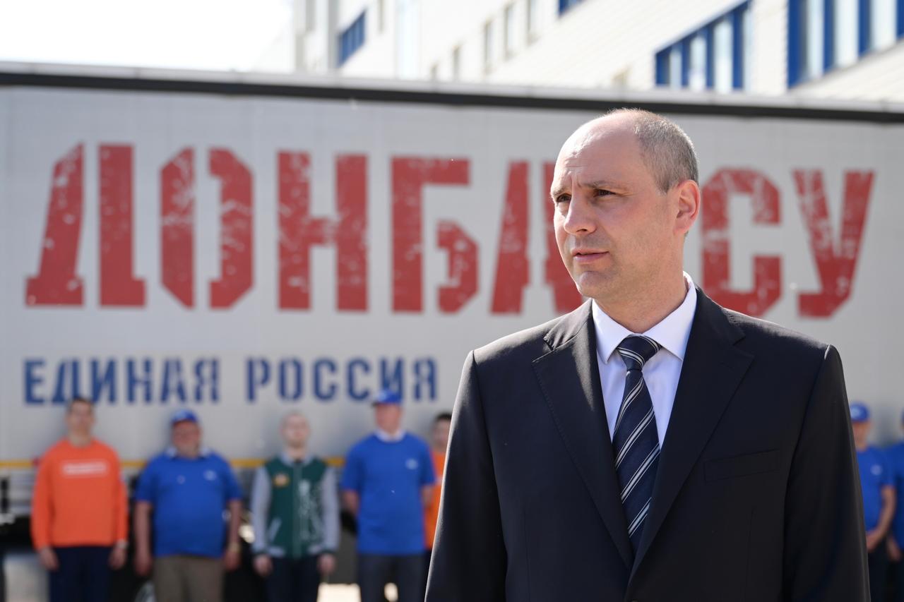 Денис Паслер отправил партию гуманитарного груза весом 35 тонн в зону спецоперации В состав груза, отправленного врио губернатора, вошли три автомобиля УАЗ, мотоцикл «Урал», маскировочные сети, мебель и несколько десятков коробок с личными посылками. Часть груза также предназначена для жителей новых территорий. «На сегодняшний день отправлено уже 14,5 тысячи тонн грузов. Все предметы и вещи абсолютно востребованы, сформированы по заявкам командиров частей и всех военнослужащих. Самое главное — эта работа продолжается, и нет сомнения, что и сегодня, и завтра мы будем собирать необходимые грузы для помощи ребятам на передовой», — рассказал Денис Паслер в своих соцсетях. В Свердловской области выстроена эффективная система формирования и отправки грузов. Множество людей, частных компаний и госучреждений вовлечены в эту работу. Компания «Сима-ленд» — один из самых активных участников сбора необходимых в зоне СВО вещей. С начала спецоперации Свердловская область направила в Донецкую и Луганскую Народные Республики, в Вооруженные Силы РФ и мобилизованным гражданам, а также выдала вынужденным переселенцам и мирному населению пострадавших территорий более 14,5 тысячи тонн гуманитарных грузов. В частности, в начале июня Денис Паслер передал современное медицинское оборудование в Центральную районную больницу Тельмановского района ДНР — в подшефную территорию Свердловской области. Техника закуплена на средства благотворительного проекта «Екатерининская Ассамблея».