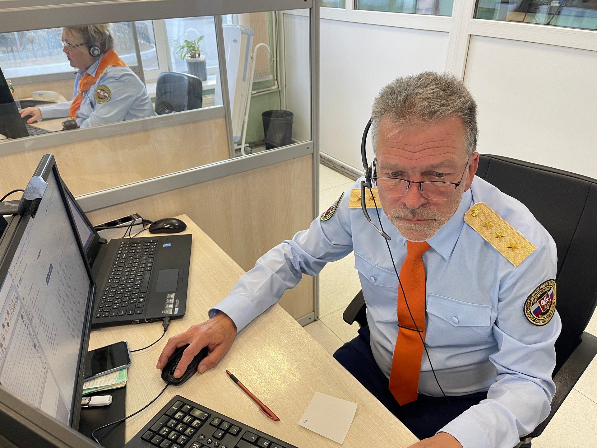 Паника в чатах и фейки о бомбах южноуральцев предупредили о волне телефонного терроризма В Челябинской области фиксируют волну фейковых сообщений о бомбах в школах вузах и ТРК Ложные угрозы распространяются через соцсети и школьные чаты с целью вызвать панику и страх Эксперты НИЦ мониторинга и профилактики предупредили что нельзя распространять такие сообщения а о подозрительных звонках или постах нужно сообщать в правоохранительные органы Звонок о бомбе это уголовное преступление напомнили специалисты Лжеминирование перегружает экстренные службы нарушает работу инфраструктуры и может стоить до 10 лет лишения свободы Ответственность наступает с 14 лет Сохраняйте критическое мышление один необдуманный репост или звонок может иметь серьезные последствия