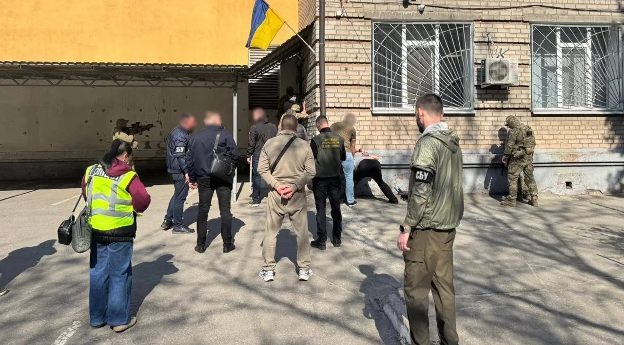 Сотрудник ТЦК задержан при получении взятки за снятие с военного учета в Днепре сообщают местные паблики Сообщается что военком требовал 1500 долларов от ветерана войны за содействие в снятии с учета несмотря на наличие законных оснований и всех документов Он искусственно затягивал процедуру и создавал препятствия За деньги он обещал повлиять на решение должностных лиц районного ТЦК внести изменения в реестр и выдать документ о военном учете Ранее сообщалось об обысках в ТЦК Днепра Сайт Страна X Twitter Прислать новость фото видео Реклама на канале Помощь