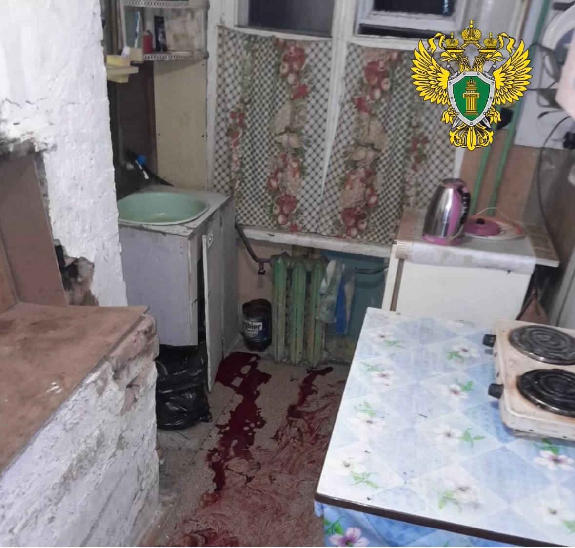 Житель ст Паленьга Холмогорского района обвиняется в покушении на убийство инвалида Прокурором Холмогорского района утверждено обвинительное заключение по уголовному делу вотношении 46 летнего жителя ст Паленьга обвиняемого по ч 3 ст 30 ч 1 ст 105 УК РФ покушение на убийство По версии следствия обвиняемый находясь 17 05 2025 в вечернее время в состоянии алкогольного опьянения в своей квартире в ходе распития спиртных напитков с соседом инвалидом 2 группы и возникшего с ним конфликта с целью его убийства нанес не менее 14 ударов ножом по голове шее и груди После того как обвиняемому показалось что он убил соседа пытаясь избежать уголовной ответственности он нанес себе в область груди один удар ножом Со слов обвиняемого поводом для возникновения конфликта явился разговор с потерпевшим о специальной военной операции По независящим обстоятельствам довести до конца свой преступный умысел на убийство соседа инвалида обвиняемый не смог поскольку потерпевшему была своевременно оказана квалифицированная медицинская помощь Максимальная санкция инкриминируемой статьи предусматривает лишение свободы на срок до 15 лет Уголовное дело направлено в Холмогорский районный суд для рассмотрения по существу