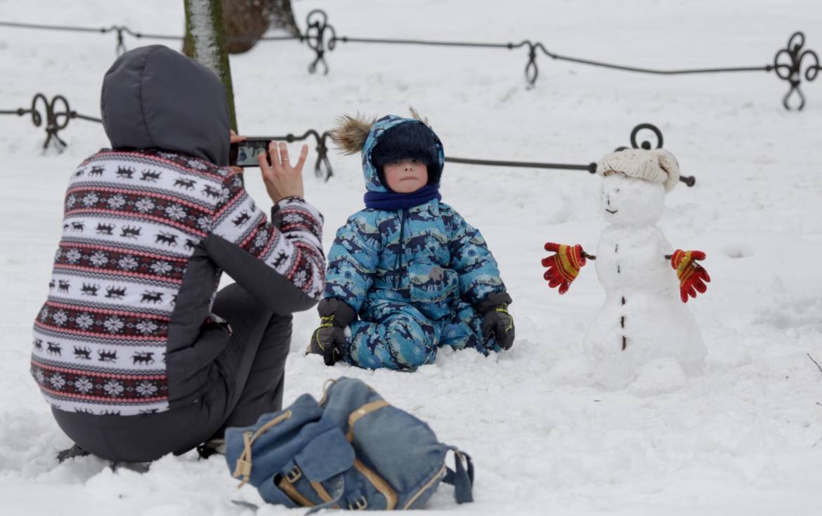 В Петербурге предложили ввести единую безусловную ежемесячную выплату родителям воспитывающим детей в возрасте до 7 лет с такой инициативой выступил депутат городского ЗакСа Андрей Рябоконь На каждого ребёнка ежемесячно предлагают выплачивать 50 тыс рублей Также выплата должна ежегодно индексироваться на уровень инфляции подчеркнул депутат Как отметил Рябоконь по достижению ребенком возраста 7 лет единая безусловная выплата семье на него перестанет выплачиваться Однако возобновят действие все остальные меры поддержки Введение единой безусловной ежемесячной выплаты родителям воспитывающим детей в возрасте до 7 лет в размере 50 тыс рублей на каждого ребёнка ежемесячно должно вобрать в себя все иные меры поддержки семей с детьми в возрасте до 7 лет и меры поддержки направленные на стимулирование рождения детей за исключением пособия по беременности и родам пособия по уходу за ребёнком до 1 5 лет мер поддержки в области дошкольного образования охраны здоровья и обеспечения жильем отметил Андрей Рябоконь Максим Змеев Подписаться на ДП в Telegram MAX