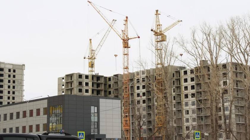Более 800 тыс. кв. метров жилья должны ввести в эксплуатацию в Алтайском крае в 2025 году Таковы данные краевого минстроя. По итогам за январь-май план выполнен на 56,8%. За этот период Алтайский край получил 4830 новых квартир. Существенный вклад в это внесла компания "Адалин". В 2025-м она финишировала со строительством многоквартирных домов в пос. Южном и в новостройках на ул. С. Семенова. Также многоквартирные дома в Барнауле сдали компании "Шодо" входит в ГК "Селф" , "Прайд-Инвест", "КУБ", "Спорт-Сити". При этом рынок ИЖС по итогам первых пяти месяцев 2025 года чувствует себя хорошо. За этот период введено 344,2 тыс. кв. метров индивидуальных жилых домов. Это на 11,8% больше, чем за такой же период прошлого года. Толк