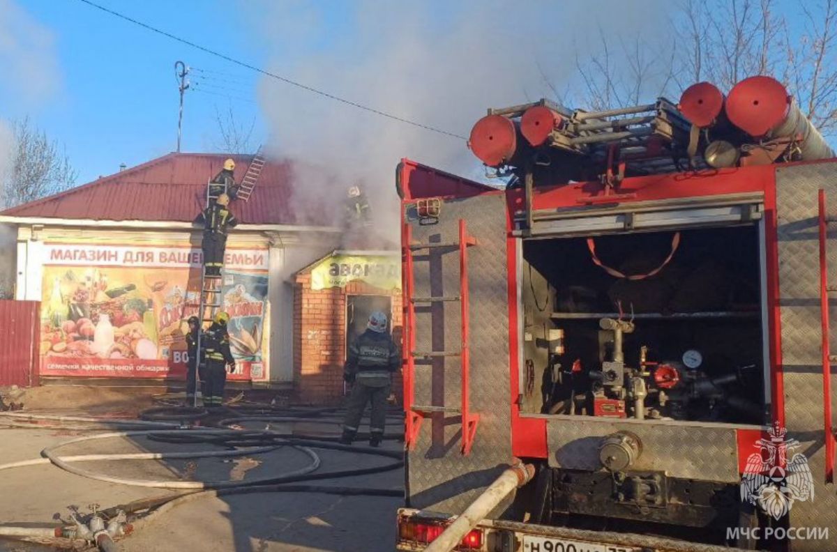 В Иванове на пожаре в продовольственном магазине погиб мужчина     Сегодня, 23 марта, в Иванове на улице 2-й Отрадной горит продовольственный магазин. Огнеборцы работают на месте страшного инцидента.  ↗  Прислать новость   Подписаться