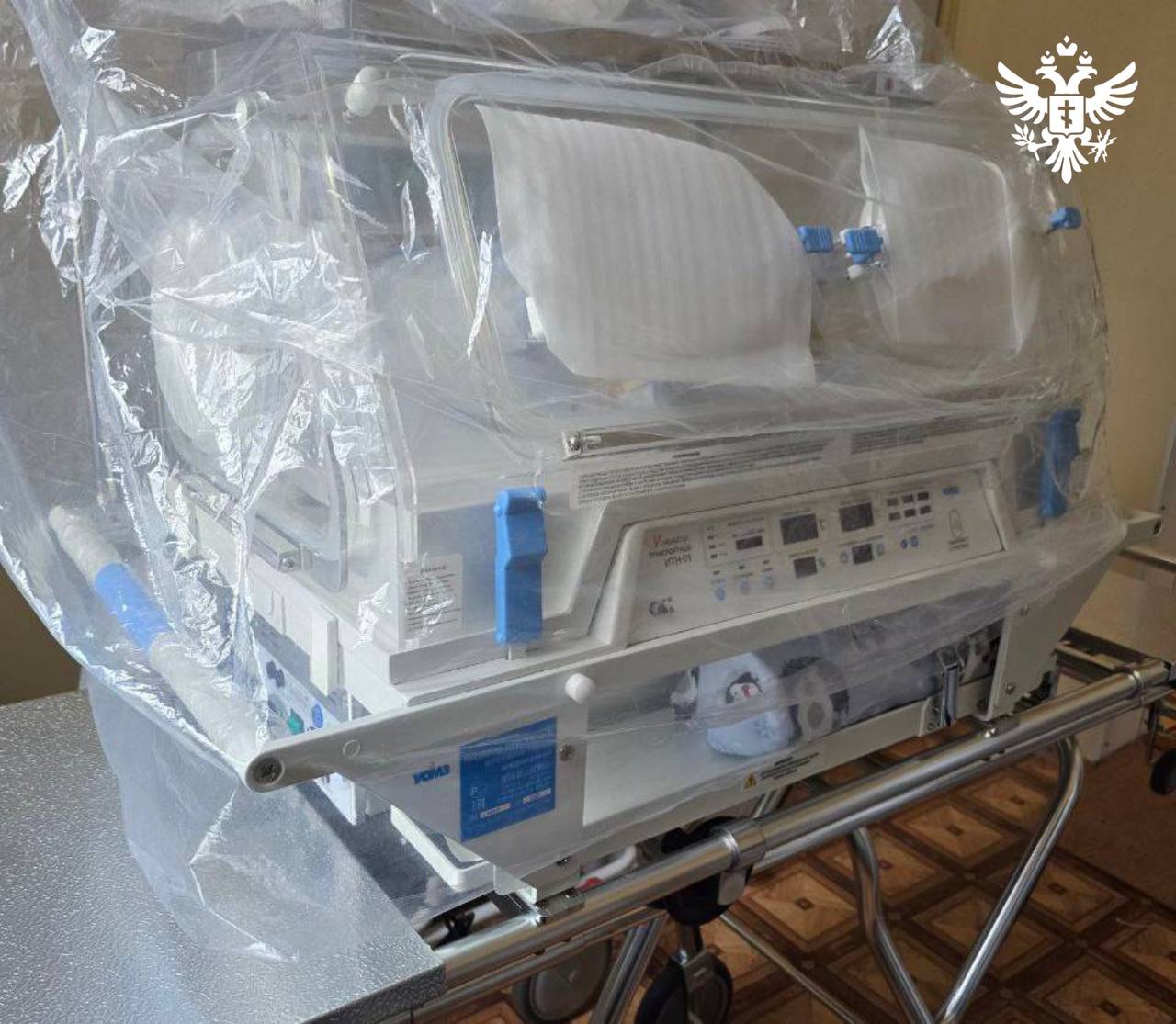 Новое медоборудование поступило для больниц Херсонской области Центральные районные больницы в Геническе и Верхнем Рогачике получили новое медицинское оборудование Техника была приобретена в рамках благотворительной программы Транснефть при содействии Центра развития компетенций Херсонской области В лечебные учреждения были поставлены современные электрокардиографы стерилизаторы и мониторы Эта техника позволит существенно повысить точность диагностики и качество лечения пациентов а также оптимизировать работу медицинского персонала Поддержка медицинских учреждений в условиях восстановления региона имеет огромное значение Такое оборудование помогает не только укреплять материально техническую базу больниц но и повышает качество медицинской помощи для жителей области поделился врио министра здравоохранения Херсонской области Владимир Ларионов Сайт ВК ОК MAX Администрация Херсонская область VGA Kherson SALDO VGA