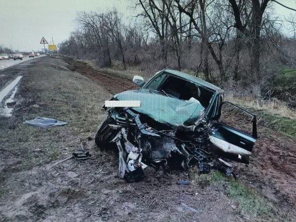 В Волгодонске легковушка вылетела на встречку и врезалась в снегоуборочную машину  Об этом сообщили в ГУ МВД по Ростовской области.   ДТП произошло утром 25 декабря около дома №3. Водитель автомобиля «Митсубиси» разогнался на Романовском шоссе. Однако в какой-то момент машину повело, и она выехала на встречную полосу. Не сумев справиться с управлением, 36-летний водитель и его 37-летний пассажир врезались в «КАМАЗ». От удара «Митсубиси» превратилась в груду металла.  В результате ДТП водитель и его пассажир были доставлены в больницу. Водитель большегруза не пострадал.   -Rostov.ru