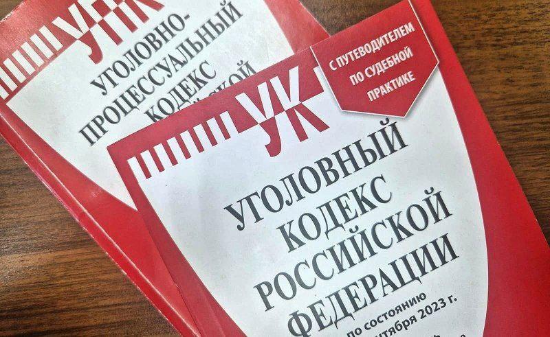 Житель Каховки предстанет перед судом за публичное демонстрирование нацистской символики экстремистской организации Прокуратурой Каховского района Херсонской области утверждено обвинительное заключение по уголовному делу в отношении 41-летнего местного жителя. Он обвиняется по ч. 1 ст. 282.4 УК РФ публичное демонстрирование нацистской символики и атрибутики экстремистской организации . Преступление выявлено сотрудниками МВД, расследовано следователем СК. По версии следствия, обвиняемый, ранее привлечённый к административной ответственности по ч. 1 ст. 20.3 КоАП РФ публичное демонстрирование нацистской символики , вновь совершил аналогичные правонарушения. Так, в марте 2024 года мужчина разместил в открытом доступе на своей личной странице в одной из социальных сетей фотоизображения с нацистской символикой, которая используется националистическим объединением «Правый сектор». Позднее, в апреле того же года, обвиняемый, находясь у одного из магазинов в г. Каховка Херсонской области, в присутствии прохожих осуществил публичную демонстрацию фашистского жеста-приветствия с выкрикиванием лозунга, используемого организацией «Правый сектор» признана экстремистской организацией и запрещена в Российской Федерации . Уголовное дело направлено прокурором в Новокаховский городской суд Херсонской области для рассмотрения по существу. За совершение указанного преступления предусмотрено наказание в виде лишения свободы сроком до 4 лет. #Происшествия