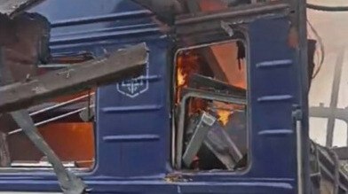 В Сумской области под удар попал пассажирский поезд более 30 раненых В Сумской области Российские войска атаковали железнодорожный вокзал Под удар попал пассажирский поезд Шостка Киев ранены более 30 человек передает ArbatMedia В Шосткинской общине Сумской области российские войска нанесли удар по железнодорожному вокзалу В этот момент там находился пассажирский поезд следовавший по маршруту Шостка Киев По данным местных властей в одном из вагонов начался пожар Ранения получили более 30 пассажиров Пострадавших доставили в больницы Прислать новость