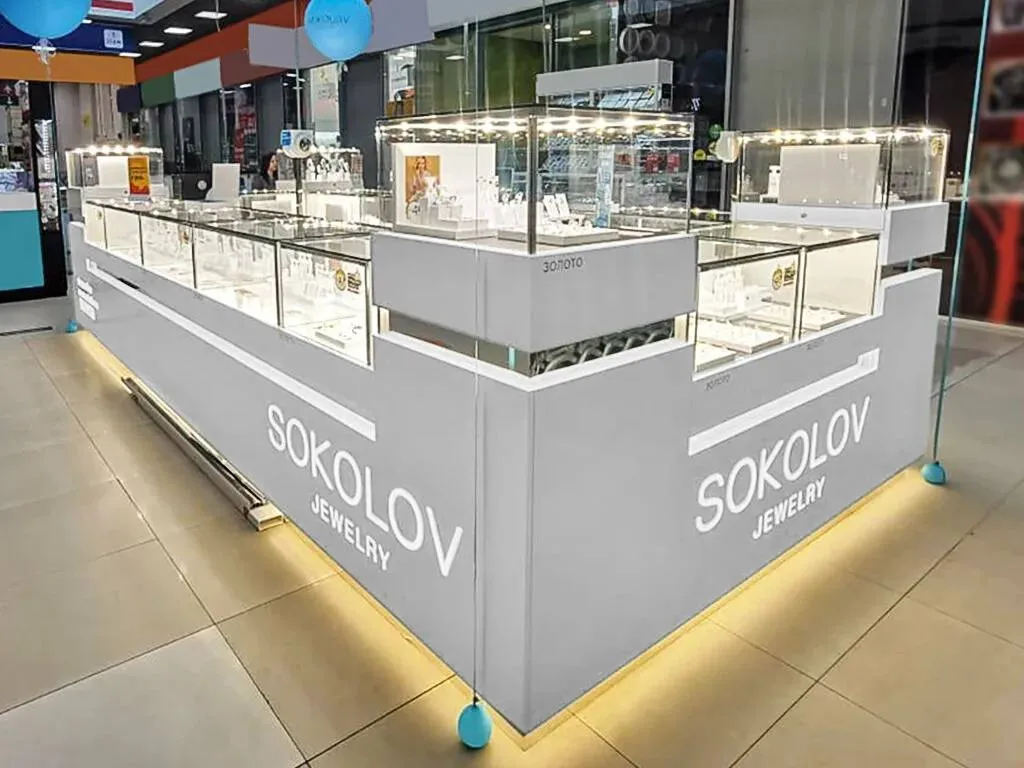 Focus Technologies посещаемость средних и крупных торговых центров ТЦ в России в первом квартале 2026 года сократилась на 2 год к году По сравнению с 2019 годом падение достигло 25 Трафик снижается из за растущей популярности онлайн покупок и перехода потребителей к сберегательной модели поведения По данным Сбер Индекса в марте 2026 года номинальные расходы граждан на ювелирные изделия и часы сократились на 2 Подпишитесь на Ювелир и закон в Telegram в Вконтакте в MAX Дзен Сетка