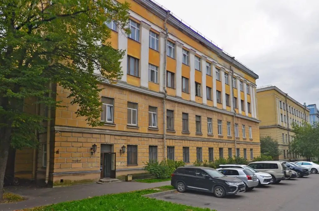 В здании Леннаучфильма откроют креативное пространство это проект от создателей Голицын Лофта и Вавилов Лофта О планах по созданию нового кластера на Мельничной улице 4 основатель BS Art Development Александр Басалыгин рассказал Деловому Петербургу По задумке в бывшем здании Леннаучфильма должны разместиться ремесленные мастерские студии дизайна пошива одежды гастропроекты а также бизнес связанный с кинопроизводством видео продакшеном и звукозаписью Благодаря их энергии Леннаучфильм продолжит свою киноисторию заявил Басалыгин О здании В советское время в Леннаучфильме создавались документальные фильмы кинохроники и обучающие фильмы Студия прекратила работу в 2015 году а в 2021 м комплекс зданий продали на торгах Что еще нужно знать BS Art Development Group управляет пространством Вавилов Лофт и планирует открыть Брюллофт на Васильевском острове Компания управляла также пространством Голицын Лофт закрытым без предупреждения во время пандемии Многие арендаторы Голицын Лофта тогда жаловались на агрессию и угрозы в процессе выселения В августе арендаторы Вавилов Лофта рассказали Бумаге о том что пространство также может прекратить свою работу через два года Фото Яндекс Карты Подписывайтесь на Бумагу и предлагайте новости