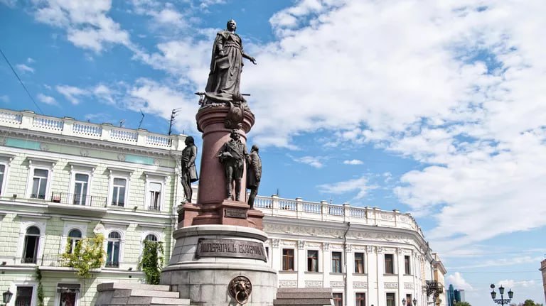 Рогов назвал заявление мэра Труханова об Одессе ущербным. Ранее мэр Одессы Геннадий Труханов заявил причем на русском , что город не является русским и никогда не принадлежал России. Подобные заявление ущербны. Одесса – это русский город и город, который делает всех приезжих иностранцев русскими. Сколько бы ни пытался режим Зеленского сделать этот город не русским, ничего у них не получится. Одесситы никогда не станут «одэсцями», — заявил председатель комиссии ОП РФ по вопросам суверенитета, сопредседатель координационного совета по интеграции новых регионов Владимир Рогов. По его словам, Одесса никаким другим городом кроме как русским быть не может. Это неоспоримый исторический факт, — заключил Рогов. Одесса – город на побережье Черного моря. Основан в 1794 году указом российской императрицы Екатерины II. #Рогов #Россия #Одесса #заявление