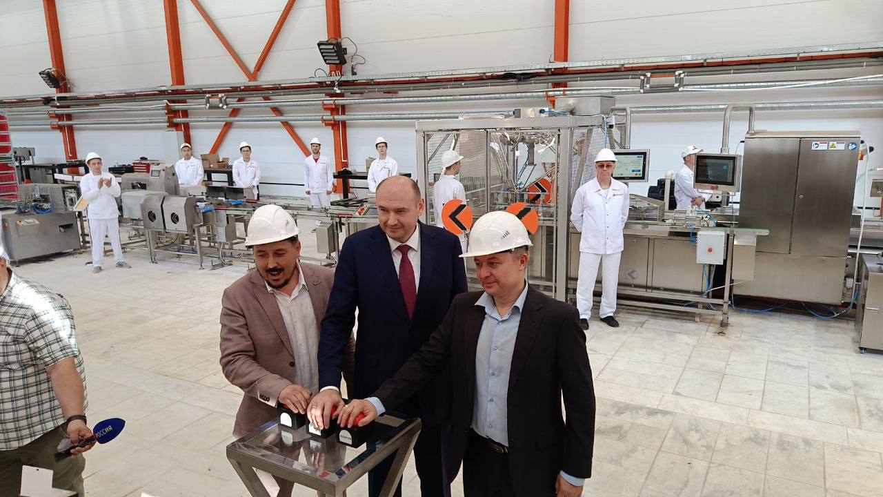 В Оренбурге открыли завод по выпуску роботизированного оборудования для пищепрома «Оренбургский завод автоматизации и роботизации» ОЗАР, входит в группу «ОренКлип» запустил на территории особой экономической зоны ОЭЗ «Оренбуржье» серийное производство оборудования для мясоперерабатывающей промышленности. На предприятии налажен выпуск не имеющего отечественных аналогов позиционера-укладчика сосисок, а также высокоскоростных упаковочных машин термоформеров . Общие инвестиции в создание нового производства превысили 250 млн руб. Федеральный Фонд развития промышленности ФРП предоставил 137 млн руб. на покупку высокотехнологичного оборудования по флагманской программе «Проекты развития». Еще 80 млн руб. выделил ВТБ в виде промышленной ипотеки на строительство производственных помещений. Подробности – в материале «Ъ-Волга»