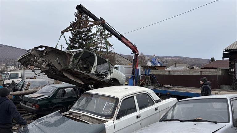 Частное автокладбище ликвидировали на Торгашинской в Красноярске  В Свердловском районе Красноярска житель частного сектора на Торгашинской устроил около дома кладбище автохлама. Чиновники насчитали 16 полуразобранных машин на муниципальной территории. Об этом рассказали в мэрии. Автомобили долгое время мешали жителям соседних домов. Административная комиссия района на протяжении нескольких лет штрафовала собственника за нарушение благоустройства, но он так и не расчистил территорию.  Недавно у мэрии появилась возможность убирать с улиц неиспользуемые автомобили. Вначале владельцу дали 30 дней, чтобы убрать машины, он увез только 6 из 16. Оставшиеся 10 на спецстоянку увезла городская администрация при поддержке полиции.  Newslab