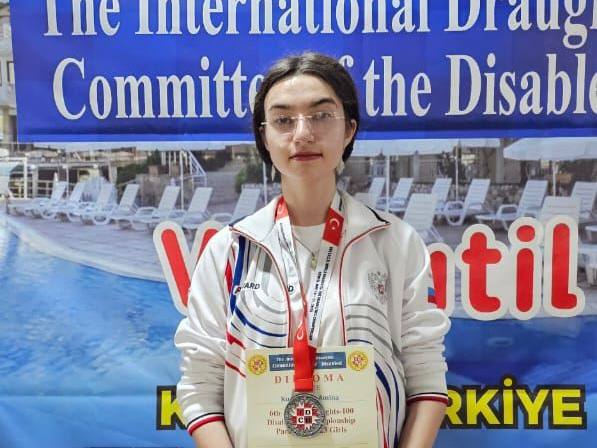 Ямальская спортсменка — серебряный призер чемпионата мира по шашкам С 20 по 29 мая в Турции прошёл чемпионат мира по шашкам-100 среди всех категорий инвалидов. В нем принимали участие 60 спортсменов из 7 стран: Россия, Казахстан, Узбекистан, Турция, Польша, Азербайджан, Молдавия. Россию представляли 11 спортсменов с поражением опорно-двигательного аппарата. В их числе и Амина Кумратова из Нового Уренгоя, которая заняла 2 место. Занимается спортсменка в спортшколе им К. Еременко, тренер — Тимур Курмангулов. Поздравляем! #ЯмалСпорт #Шашки Ямал Спорт Поддержать нас бустом