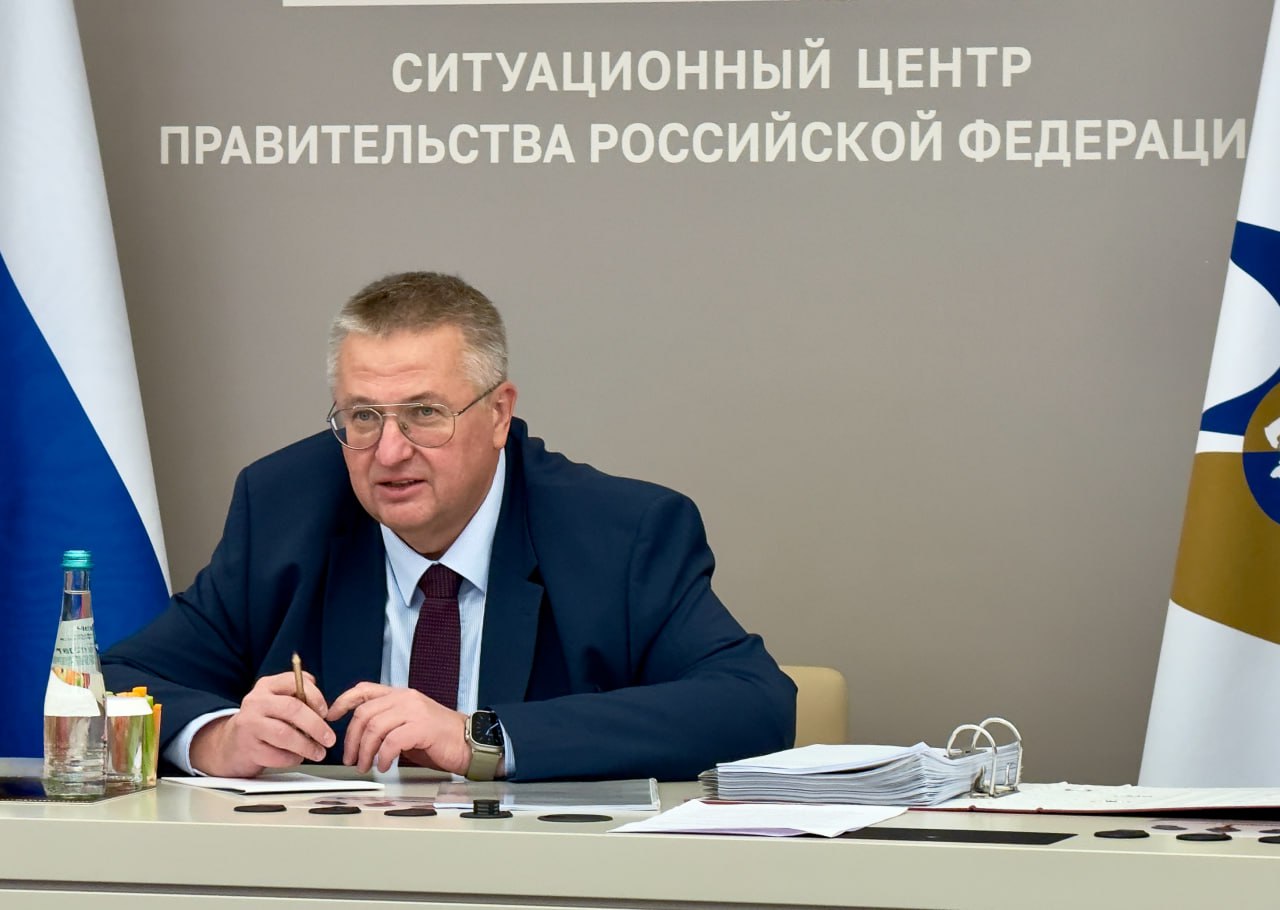 Алексей Оверчук принял участие в заседании Совета ЕЭК Участники заседания рассмотрели ключевые вопросы текущей повестки ЕАЭС уделив особое внимание реализации Стратегии развития евразийской экономической интеграции до 2025 года Была подробно рассмотрена тема гармонизации ответственности в сфере технического регулирования и санитарно фитосанитарных мер Отмечена важность единого подхода к применению норм и процедур чтобы создать благоприятные условия для ведения бизнеса Отдельный блок обсуждений был посвящен вопросам таможенно тарифного регулирования Совет рассмотрел предложения направленные на поддержку промышленности и защиту внутреннего рынка Подписаться на Правительство России в Telegram Читать нас в MAX