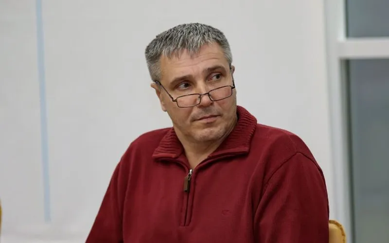 Задержаны ещё двое сотрудников алтайской КПРФ Секретарь отделения КПРФ в Алтайском крае Виталий Булдаков и бывший главный бухгалтер крайкома Наталья Чистоклетова задержаны Об этом в своём телеграм канале сообщила депутат Госдумы от региона Мария Прусакова КПРФ За последние месяцы уголовные дела были возбуждены против депутатов КПРФ в заксобрании Алтайского края Людмилы Клюшниковой Юрия Кропотина и Андрея Чернобая а также помощницы Клюшниковой Светланы Кербер Их подозревают по делам о якобы фиктивном устройстве помощников которые получали зарплаты из бюджета в КПРФ полностью отрицают обвинения и называют преследование политическим Только после огласки и заявлений в Госдуме Клюшникову и Кербер выпустили из СИЗО Кроме того прямо в армии задержали ещё одного депутата заксобрания от партии Александра Волобуева Позже на допрос вызвали депутата горсовета Новоалтайска от КПРФ Екатерину Ермолаеву КПРФ называет преследования политическими Дело в том что в заксобрании Алтайского края у партии крупнейшая фракция среди региональных парламентов Выборы Госдумы и заксобрания пройдут в сентябре 2026 года фото tolknews ru Виталий Барабаш Подписаться Прислать новость Помочь бустами