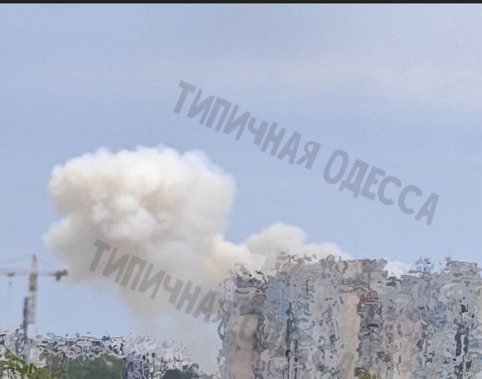 Очевидцы из Одессы сообщают о двух мощных взрывах в городе "Типичная Одесса" публикует фото с места удара и уточняет, что нанесён он в портовой зоне.