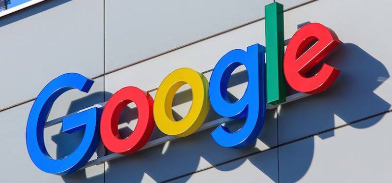 Трамп намерен "сломать" Google  Поисковому гиганту Google по-прежнему грозит раздробление при администрации президента Трампа.  В пятницу, 7 марта,  министерство юстиции США подтвердило свое предложение о том, чтобы суд заставил технологическую компанию продать свой популярный браузер Chrome для восстановления конкуренции.  Федеральное правительство выдвинуло это требование в прошлом году, после того как федеральный судья вынес решение по антимонопольному делу о том, что Google сохраняет незаконную монополию на интернет-поиск.  Незаконные действия Google привели к созданию экономического голиафа, который сеет хаос на рынке, чтобы гарантировать, что - что бы ни случилось - Google всегда выигрывает. Американские потребители и бизнес страдают от поведения Google.  - говорится в заявлении министерства юстиции.  Пересмотренное предложение оставило в силе большинство решений, предложенных департаментом при администрации Байдена, что создает препятствия для Google, пытающейся противостоять раздроблению.  Радикальные предложения министерства юстиции по-прежнему выходят за рамки решения суда и нанесут ущерб потребителям, экономике и национальной безопасности Америки.  - говорится в заявлении представителя Google Питера Шоттенфельса.  Компания из Маунтин-Вью  Калифорния  в декабре предложила реструктурировать свои деловые контракты с производителями мобильных устройств и операторами беспроводной связи. Google также заявила, что планирует обжаловать антимонопольное решение судьи Амита Мехта из окружного суда США в округе Колумбия.  Правительство заявило, что хочет, чтобы Google избавилась от Chrome, потому что это  позволит конкурирующим поисковым системам получить доступ к браузеру, который для многих пользователей является пропуском в интернет.   Министерство юстиции предложило и другие решения, например, обязать Google отображать "экран выбора" в каждом браузере Google, если пользователь не выбрал поисковую систему по умолчанию.  Министерство внесло некоторые изменения в предложенные им решения. Например, правительство больше не требует обязательного отказа от инвестиций Google в искусственный интеллект.  Планируется, что Google и правительство представят свои аргументы по предложенным решениям в суде в апреле.  ________________________ Хотите знать больше?   : Mignews