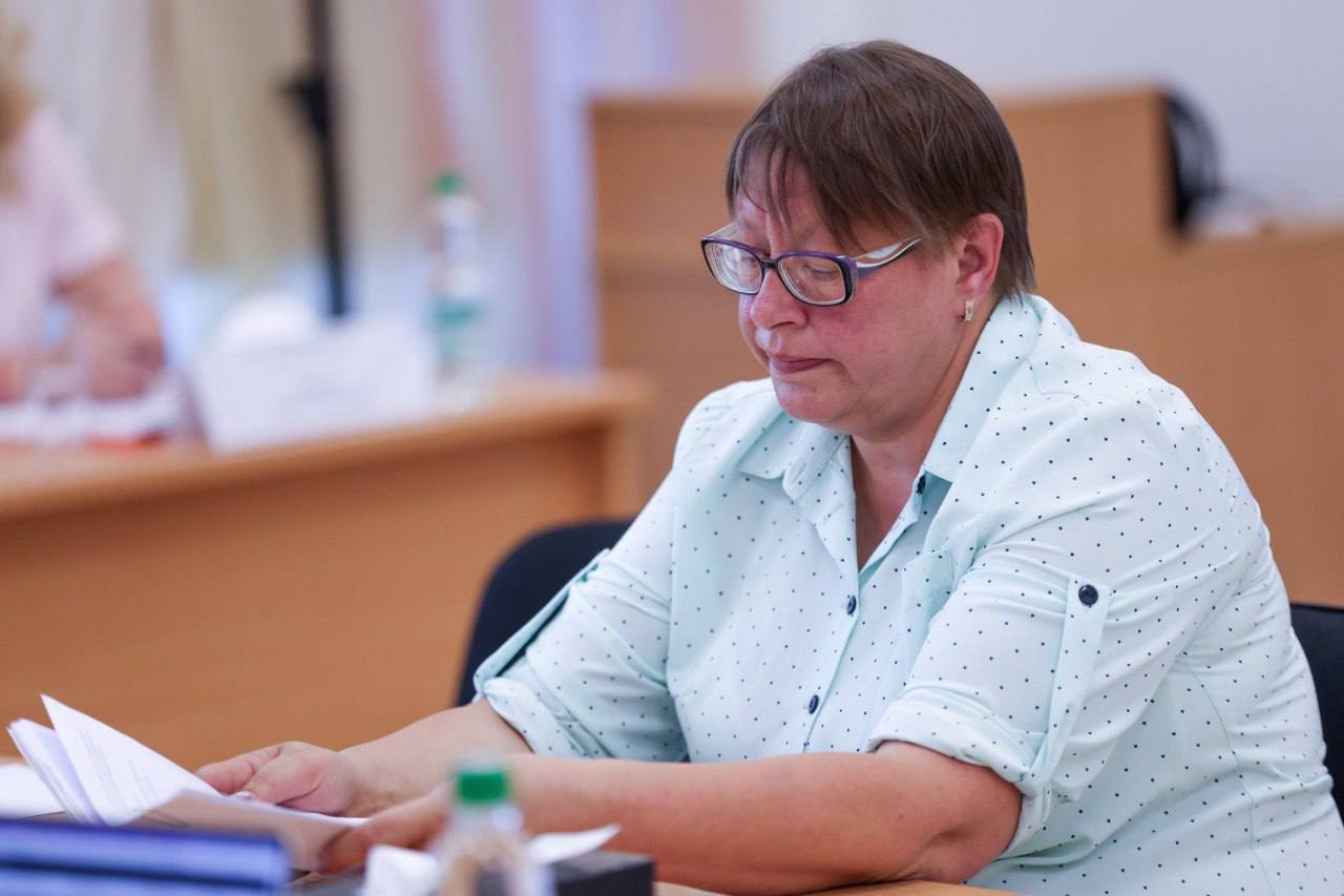 Начальник управления Генпрокуратуры России по ДФО Андрей Мондохонов в ходе рабочего визита в Сахалинскую область провел личные приемы граждан, участников СВО и членов их семей В мероприятиях приняли участие прокурор региона Вячеслав Шайбеков, руководитель филиала Государственного фонда поддержки участников специальной военной операции «Защитники Отечества» Сабина Кушевская, представители органов региональной власти и местного самоуправления. Отсутствие врача ультразвуковой диагностики и неисправности медицинского оборудования обозначили заявители из Углегорска и Поронайска, поручней для инвалидов на лестничных проемах, стрелок указателей, вертикальной платформы в медицинском учреждении – инвалид из Южно-Сахалинска. Жительница города Углегорска сообщила о проблеме подведения к земельному участку, полученному по программе «Дальневосточный гектар», холодного водоснабжения. Многодетная семья из Невельска в связи с ежегодным подтоплением земельных участков обратилась с заявлением о расчистке русла реки Ловецкая. Воспитывающая 10-летнего сына мать попросила органы прокуратуры обратиться в интересах несовершеннолетнего в суд с исковым заявлением о компенсации морального вреда, в связи с нападением на ребенка бесхозной собаки и причинении ему телесных повреждений. В ходе приема в региональном филиале Государственного фонда поддержки участников специальной военной операции «Защитники Отечества» ветеран боевых действий, отец четверых детей, озвучил проблему непредоставления земельного участка, который необходим семье для занятия садоводством. Участники специальной военной операции, проживающие в областном центре, обратились по вопросам содействия в получении медицинской помощи и оборудования парковочного места на придомовой территории для людей с ограниченными возможностями. Поступили просьбы об оказании правового сопровождения в получении доверенности и оформлении наградных документов на лиц, находящихся на лечении в связи с ранением, установке остановочных пунктов для ожидания транспорта, соответствующих климатическим условиям острова, проведении ремонта и устранении подтопления подвала жилого дома в пгт. Ноглики сточными водами. По всем поступившим жалобам региональной прокуратурой будут приняты безотлагательные меры, направленные на восстановление нарушенных прав граждан. Ход их разрешения поставлен на контроль в Генеральной прокуратуре Российской Федерации.