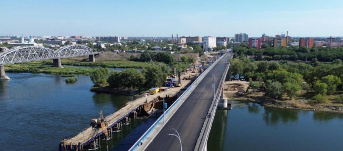 Китайский грант профинансирует строительство нового моста в Семее В Семее начато строительство нового транспортного перехода рядом со Старым мостом сообщил аким Абайской области Берик Уали Проект финансируется за счёт безвозмездного гранта Китая выделенного по итогам саммита Центральная Азия Китай и одобренного Президентом и Правительством Первый этап строительства планируется завершить до конца года движение по мосту откроют весной после асфальтирования По словам акима новый мост разгрузит транспортные потоки а Старый мост преобразуют в пешеходную зону с велодорожками торговыми точками и местами отдыха Таким образом город получит два объекта современный транспортный переход и пешеходный Арбат baq rus