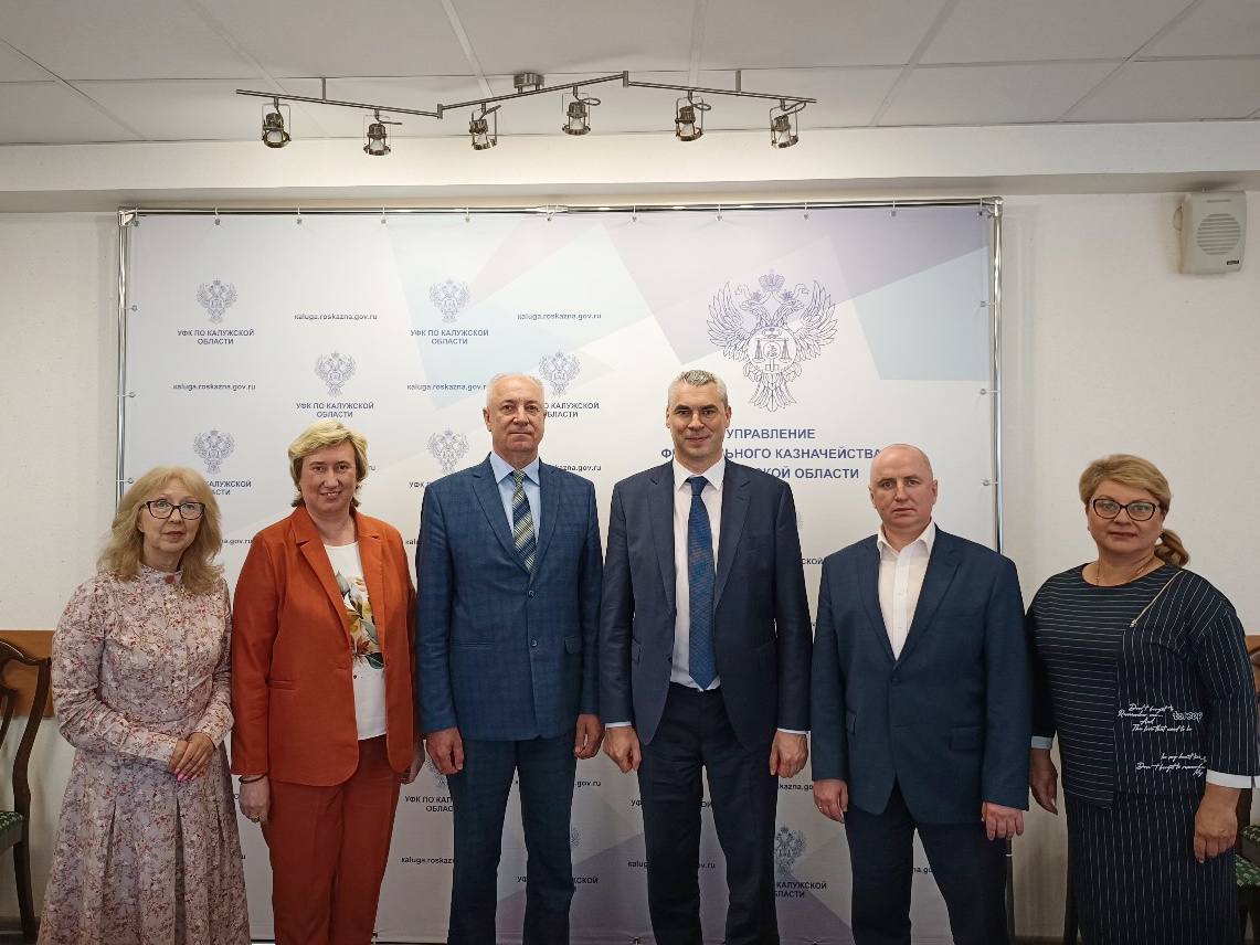 Заместители руководителя Казначейства России Александр Албычев и Антон Дубовик провели рабочую встречу с УФК по Калужской области. Во время визита в г.Калуга Александр Албычев и Антон Дубовик на встрече с руководством Управления федерального казначейства по Калужской области обсудили вопросы централизованного бухгалтерского учета, цифровизации процессов госуправления финансами и перспективы развития информационных сервисов. В завершение встречи Александр Албычев и Антон Дубовик поблагодарили коллег за хорошую работу и преданность своему делу. #ЦифровоеКазначейство