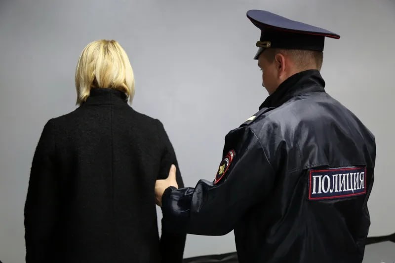 В Ростовской области предпринимательница перевела 40 тысяч участковому и попала под уголовку. В хуторе Гринев Тацинского района 47-летняя ИП Попова попыталась откупиться от полиции, чтобы её не штрафовали за торговлю алкоголем без лицензии. Но всё пошло не по плану. По словам очевидцев, женщину поймали с нелегальным алкоголем в её магазине в хуторе Верхнеобливский. Проверку проводили участковые — майор полиции Александр Мищенко и лейтенант Андрей Андреев. После того как ей объяснили, что дело дойдёт до протокола и штрафа, Попова предложила решить вопрос деньгами. На месте полицейский отказался от взятки и напомнил об уголовной ответственности. Но женщина не сдалась. Она сама поехала за ним в отдел — в участковый пункт в станице Скосырская. И уже там, несмотря на всё предупреждение, перевела 40 тысяч рублей через Сбербанк Онлайн прямо на счёт полицейского. Теперь ей грозит срок — заведено дело за дачу взятки. Её пока отпустили под подписку о невыезде. Подписаться