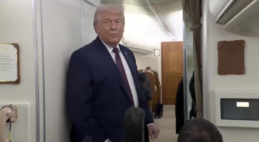 Трамп объяснил синяк на руке ударом об стол на форуме в Давосе