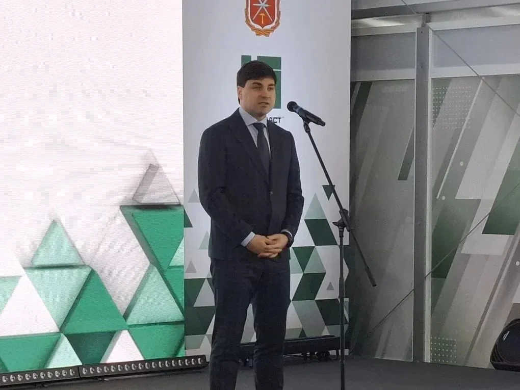 В Новомосковске открывают новый производственный комплекс Полипласта В церемонии открытия принимают участие губернатор Дмитрий Миляев и директор департамента химической промышленности Минпромторга России Артур Смирнов Последний отметил что в департаменте реализуются два национальных проекта Один из них Новые материалы и химия Полипласт является активным его участником Руководство компании активно держит руку на пульсе и реализует инвестиционные проекты Отдельно хочу поблагодарить от лица Минпромторга РФ губернатора Дмитрия Миляева У вас сильная команда которая постоянно находится в контакте с министром промышленности и торговли В рамках второго национального проекта в Тульской области есть ряд проектов реализуемых в повестке Также в регионе сейчас функционируют около десяти крупных предприятий которые выпускают продукцию минеральных удобрений аммиака каучука химического волокна и т д отметил директор департамента Новый производственный комплекс Полипласта под названием Арктика будет выпускать полимерные связующие для теплоизоляционных материалов Реализация проекта позволит полностью обеспечить потребности российского рынка в полимерных связующих