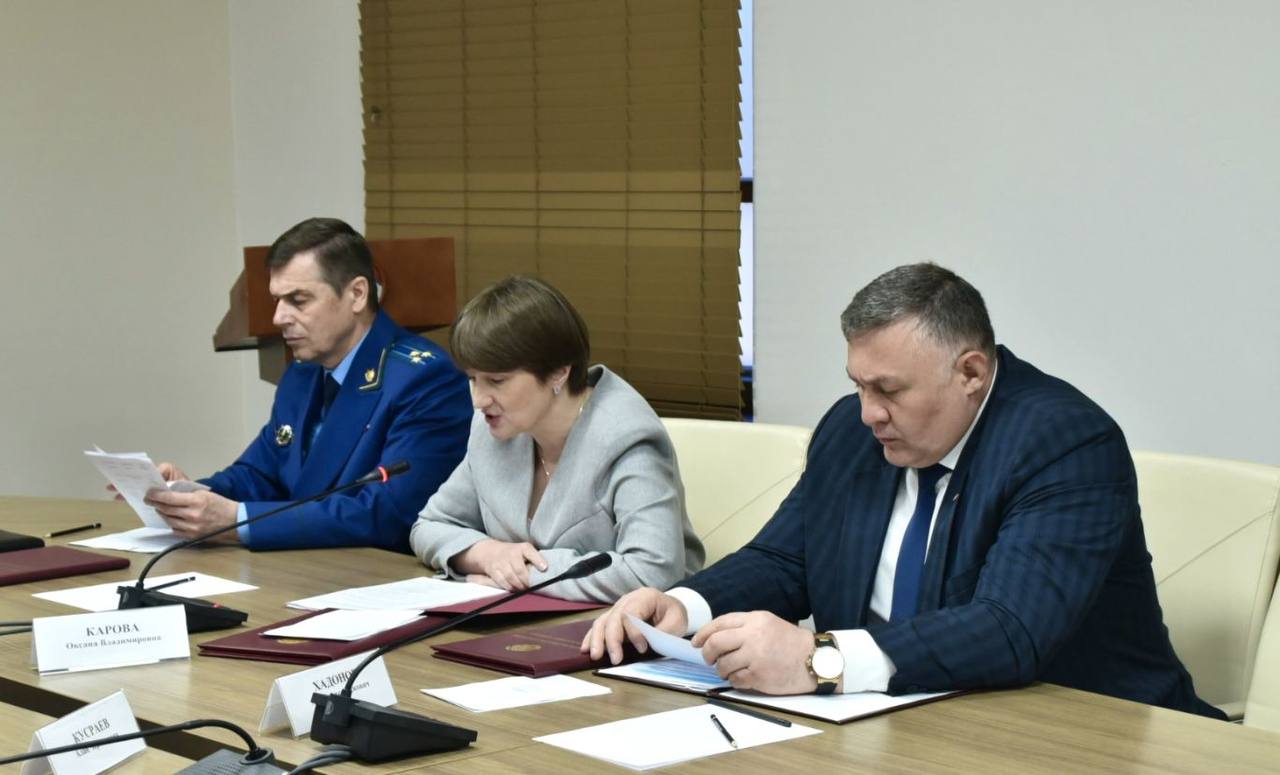 Борис Джанаев провел заседание Правительства Северной Осетии Врио министра финансов Северной Осетии Оксана Карова представила проект закона «Об исполнении бюджета за 2024 год». Исполнение плановых показателей по доходам в размере 53,6 млрд рублей позволили обеспечить финансирование всех расходных обязательств. Бюджет традиционно сохраняет социальную направленность. 63,6% расходов пошли на реализацию мероприятий в социально-культурной сфере, поддержку граждан, образование, здравоохранение, физическую культуру и спорт. Кроме того, более 9 млрд рублей в 2024 году направили на выплату зарплаты работникам бюджетной сферы республики. Это на 17,5% больше, чем годом ранее. Подробнее читайте на нашем сайте. #alaniagov #севернаяосетия #алания #правительстворсоа