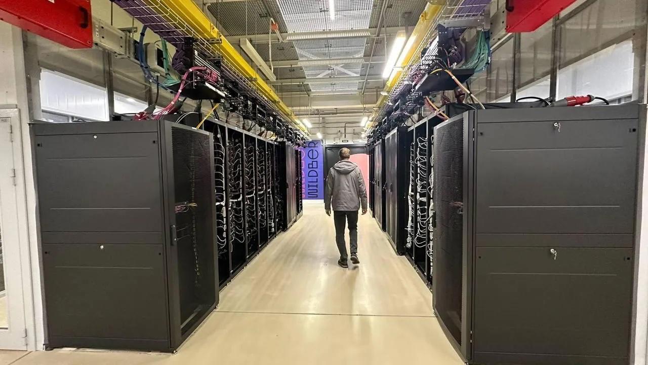 Объединенная компания Wildberries Russ ООО РВБ приобрела группу юрлиц для реализации планов по строительству собственных центров обработки данных ЦОД Согласно данным ЕГРЮЛ с 29 декабря РВБ владеет по 100 в ООО АМ Групп ООО Инвест Плюс и ООО Сакцес Эти компании в свою очередь с декабря 2024 года владеют ООО Инвестстройгрупп по 25 в том числе у Цифровых технологий которая также принадлежит указанным юрлицам Ранее одним из совладельцев Инвестстройгрупп выступал Алик Файзуллин с долей 25 Инвестстройгрупп зарегистрировано в Москве на улице Верхние Поля 51А ее основной вид деятельности аренда и управление собственным или арендованным недвижимым имуществом В пояснительной записке к бухотчетности ООО за 2024 год упоминаются помимо прочего планы по созданию объекта ЦОД Указанные юрлица приобретены для реализации ранее анонсированных планов компании по строительству собственных центров обработки данных В объединенной компании не стали комментировать о строительстве какого именно ЦОД идет речь и параметры проекта На сайте Wildberries посвященном ЦОДам группы говорится что объединенная компания построила дата центр в Электростали а также о реализации проектов в Дубне и Наро Фоминске Также в планах компании создание ЦОД для задач связанных с искусственным интеллектом Telegram Дзен MAX