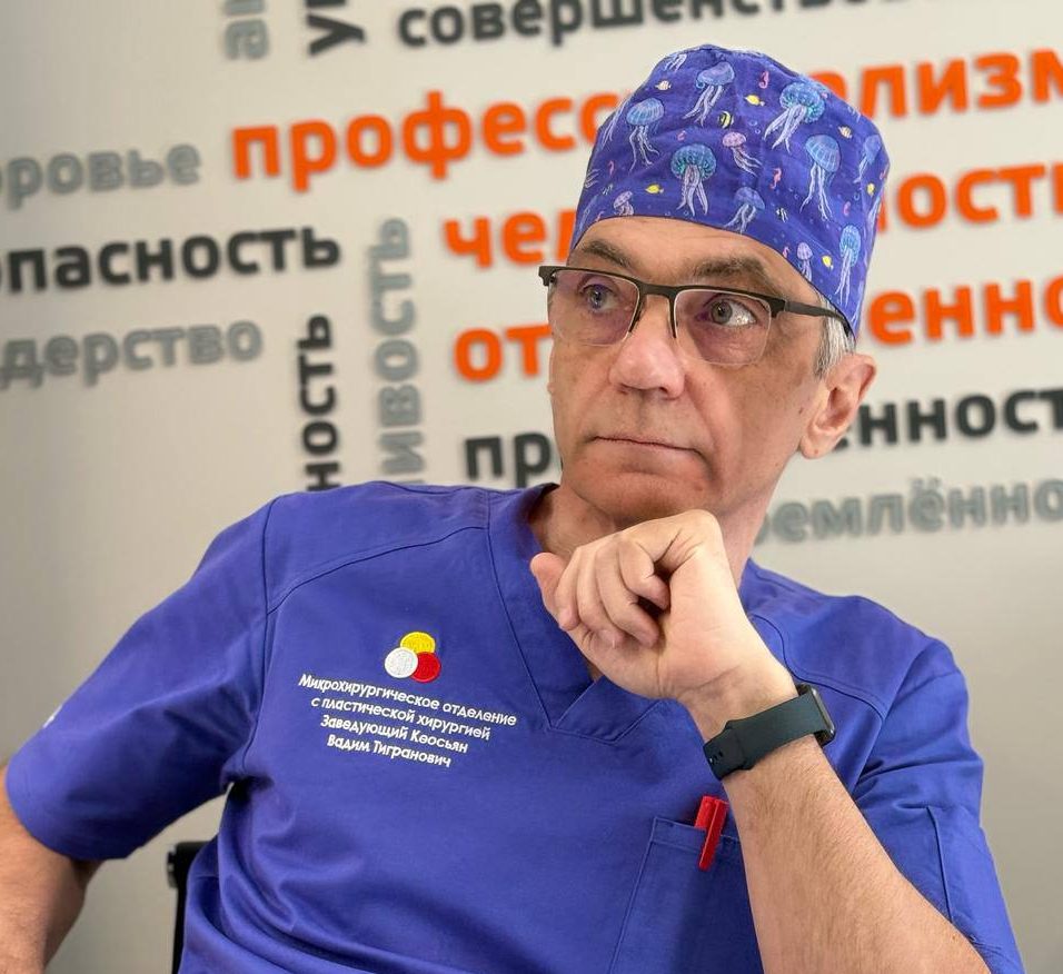 Заведующий микрохирургии Красноярской краевой больницы Вадим Кеосьян рассказал, какие последствия влечет за собой неаккуратное использование электроинструментов и самостоятельное внесение изменений в их конструкцию. Никогда не ставьте на «болгарку» диск для дисковой пилы по дереву, — предостерегает эксперт. Работа инструмента, при внесении такого изменения, становится нестабильной и непредсказуемой, к тому же цилиндрическая рукоятка «болгарки» не обеспечивает достаточную силу фиксации. В результате диск соскакивает и нередко серьезно травмирует руку, вплоть до отсечения пальцев. В этом случае, первым делом необходимо остановить кровотечение и можно скорее обратиться за квалифицированной помощью в больницу. Фото: Красноярская клиническая больница