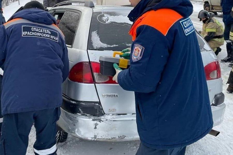 Спасатели помогли извлечь семью из четырех человек из искореженной машины  Ехавшие в Сухобузимский район на поисковые работы краевые спасатели оказали помощь семье, застрявшей в поврежденной в ДТП машине.  Девятого февраля районе деревни Таскино в Красноярском крае произошло лобовое столкновение легковушки и «Газели». После мощного удара «Тойоту» отбросило и «впечатало» в отбойник, сообщает КГКУ «Спасатель».  В покореженной от удара машине находились супруги с пожилой матерью и 10-летним сыном. В «Газели» был только водитель, он не пострадал.  На месте происшествия уже работали сотрудники полиции, когда аварию увидели краевые спасатели, ехавшие на поисковые работы в Сухобузимский район. Они помогли вытащить из авто бабушку и внука. У пожилой женщины была серьезная скальпированная рана головы, спасатель-медик наложил ей повязку и передал подъехавшей бригаде скорой. У мальчика был рассечен лоб.  Серьезнее пострадали мать и отец, которые находились на передних сиденьях. Спасатели вместе с пожарными достали их из авто с помощью гидравлического инструмента. У женщины оказался открытый перелом ноги, у мужчины — перелом бедра. Их передали медикам.  Newslab