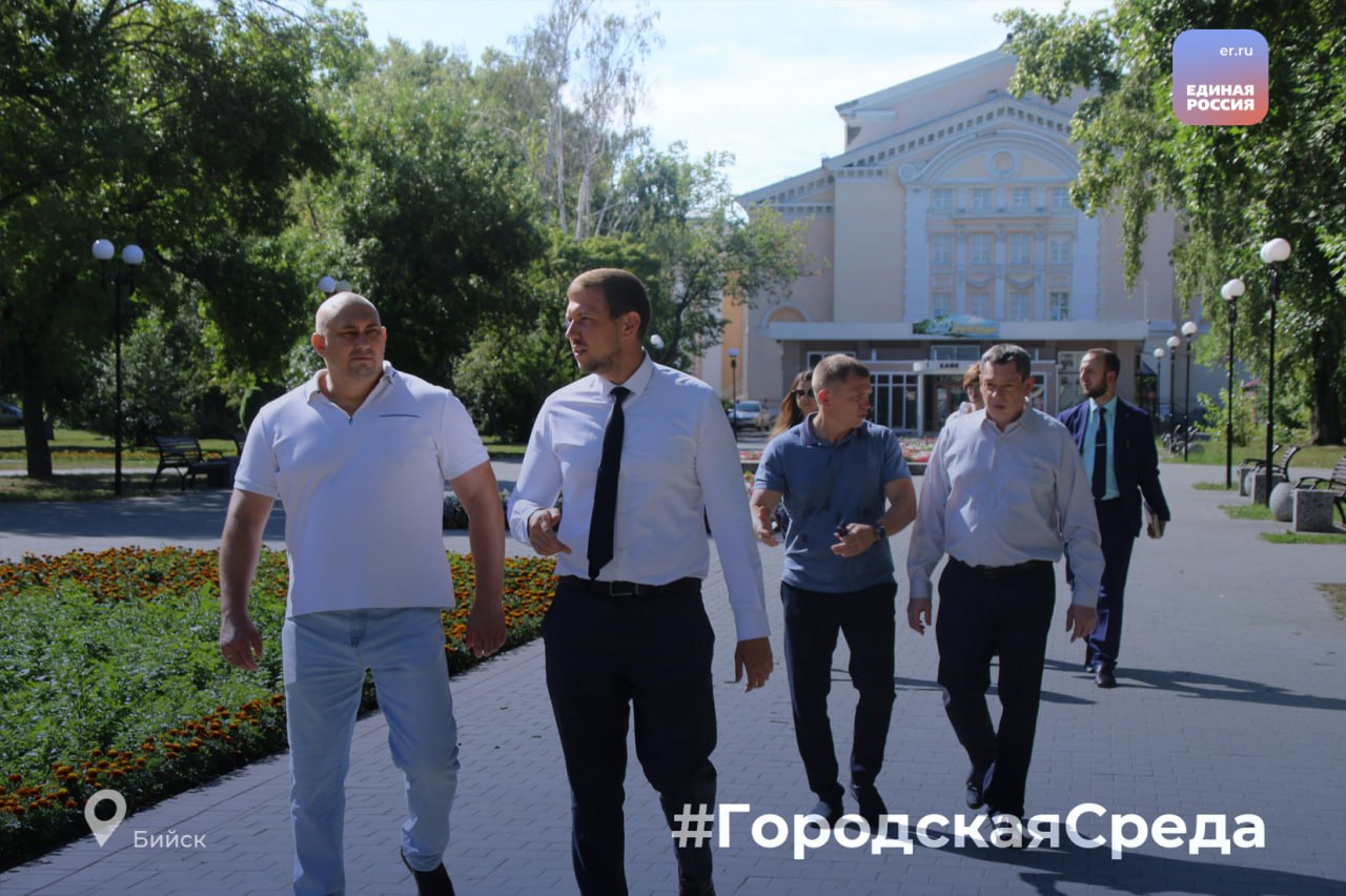 Детскую площадку благоустроят в Бийске по инициативе единороссов   Активисты городского отделения «Единой России» проводят мониторинг общественных пространств и мест отдыха детей в рамках партийного проекта «Городская среда» и акции «Безопасное лето». Вместе с ними на улицы наукограда выходят представители бийских властей и краевого Совета отцов.   На этой неделе особое внимание было уделено пляжу в квартале АБ, скверу «Молодежный» и детской площадке в парке за Городским Дворцом культуры.   Рабочая группа оценила исправность оборудования на детской и спортивной площадках, состояние тротуарной плитки, малых архитектурных форм и зеленых насаждений, безопасность пляжа.    По итогам мониторинга единороссы предложили дополнительно благоустроить детскую площадку в сквере «Молодежный». Глава города Виктор Щигрев поддержал инициативу. Администрация и местное отделение партии вместе займутся благоустройством площадки.   #ЕР22 в Telegram  #ЕР22 в Вконтакте