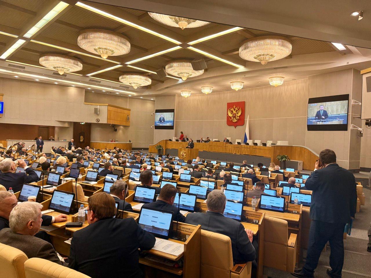 Во втором и третьем чтениях были приняты изменения в Федеральный закон Об образовании в Российской Федерации в соответствии с которыми расходы на проживание и питание в интернатах федеральных образовательных организаций в сфере искусств будут осуществляться за счет федерального бюджета На сегодняшний день в структуре образовательных организаций реализующих интегрированные образовательные программы в области искусств могут создаваться интернаты для проживания обучающихся При этом финансовое обеспечение жилых помещений в интернате не включает финансирование питания и проживания обучающихся Эти затраты ложатся на плечи родителей или компенсируются из внебюджетных фондов образовательных организаций Плата за проживание и питание создает значительную финансовую нагрузку на семьи особенно на семьи с невысоким доходом или многодетные Это может стать серьезным препятствием для развития талантов ограничивая доступ к образованию для одаренных детей Закон вступит в силу с 1 января 2026 года