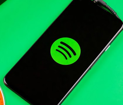 В сеть попал почти полный архив песен со Spotify 86 млн аудиофайлов Проект Anna s Archive известный сохранением книг и научных публикаций заявил о создании крупнейшего в мире публичного архива данных с музыкального сервиса Spotify По словам авторов им удалось собрать метаданные о 256 млн треках и аудиофайлы для 86 млн песен На декабрь 2025 года это около 99 6 всех композиций на платформе