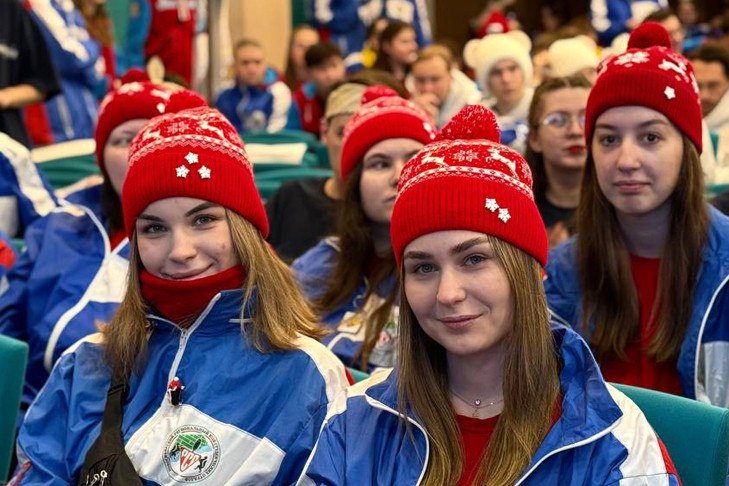 Акция Снежный десант 2026 стартовала в Новосибирской области Акция Снежный десант это пример преемственности поколений и настоящего патриотизма Наши студенты не на словах а на деле доказывают свою готовность помогать региону За эти десять дней ребята проделают колоссальный объем работы от помощи ветеранам до профориентации сельских школьников Это бесценный опыт для каждого участника и огромный вклад в социальное развитие области отметил руководитель департамента молодежной политики региона Василий Носков