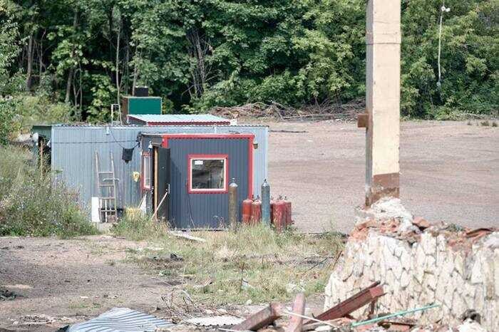 В Уфе разгорается скандал вокруг незаконной вырубки деревьев у театра Нур — под прикрытием ремонта забора застройщик готовит площадку для жилого комплекса без разрешений. Вместо обещанных работ по благоустройству заборов в районе стадиона им. Салавата Юлаева застройщик из Татарстана начал фактическое уничтожение зеленой зоны. Местные жители заметили, что на месте привычных деревьев уже ведутся масштабные строительные работы, хотя официальных документов на вырубку и строительство никто не предоставил. Это — не просто нарушение, а циничный беспредел, разрушающий городскую среду и игнорирующий мнение горожан. Театр Нур, который должен стать культурной жемчужиной города, теперь окружён вырубленной территорией, уничтоженной ради сомнительной выгоды девелоперов. Почему местные власти закрывают глаза на вопиющее нарушение законодательства? Кто покровительствует компаниям, готовым ради прибыли безжалостно уничтожать природу и комфорт жителей? Это прямое свидетельство безответственности и коррупционных схем в сфере строительства в Уфе, когда обещания и формальности используются как ширма для нелегальной деятельности. Город теряет важные зелёные территории, а жители остаются без защиты своих интересов и права на экологически чистую среду. Давайте не будем молчать — этот беспредел должен получить общественный резонанс и стать предметом тщательного расследования. Источник: ЧЕРНЫЙ ВОРОН