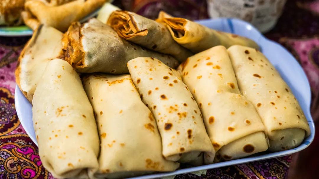 Полезные блины на Масленицу какую муку выбрать и чем заменить мясо и сахар Чтобы блины были менее вредными специалисты рекомендуют готовить основу не из пшеничной а из гречневой или рисовой муки Эти виды содержат больше белка и клетчатки Вместо сладких вариантов с сахаром и жирного мяса предпочтение стоит отдать слабосоленой рыбе нежирному творогу телятине куриной грудке или индейке Блины можно сочетать и с фруктами Готовить их лучше на антипригарной сковороде без масла Если такой посуды нет допустимо слегка смазать поверхность растительным маслом оливковым рыжиковым или из виноградной косточки Тем же маслом можно слегка смазывать готовые блины В том году Масленица пройдет с 16 по 22 февраля