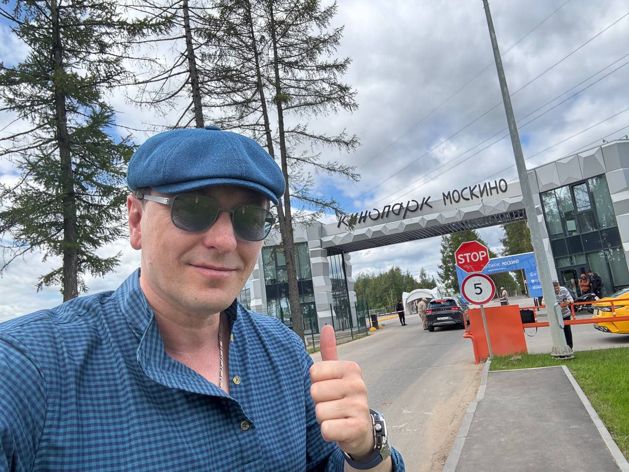 Сергей Безруков и Сергей Бурунов лучшие отечественные актеры этого года по мнению россиян Третье место согласно опросу ВЦИОМ поделили Юра Борисов и Александр Петров А вот Константин Хабенский когда то лидировавший в рейтинге утратил позиции Но он все еще популярнее чем Кологривый и Козловский Лучшими актрисами стали Мария Аронова Светлана Ходченкова и Анна Пересильд А фильмом года называют Август и Чебурашку Согласны с результатами да Безруков и Бурунов лучшие нет есть более достойные мне никто не нравится из современных sv bezrukov Радио 104FМ Новая Россия