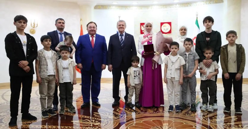 По поручению Путина многодетной семье из Ингушетии вручили ключи от новой квартиры Как мы сообщали, Президент России в ходе общения по видеосвязи с многодетной семьёй из Ингушетии пообещал главе семейства Беслану Боголову помочь с транспортом для семейных поездок. Однако это оказался не единственный подарок от Путина героическим родителям из Ингушетии, которые воспитали 11 детей. По поручению Путина полпред Президента в СКФО Юрий Чайка вручил маме Марьям Хамхоевой знак особо отличия — орден «Мать-героиня», а также ключи от новой четырёхкомнатной квартиры в Назрани. В эпоху общего падения рождаемости в мире, власти России не просто поощряют многодетных родителей, но и формируют в обществе особое отношение к подвигу материнства. Без этого невозможно преодолеть негативный тренд и улучшить демографическую ситуацию. Президент понимает это, видит проблему и действует. А Кавказ всецело поддерживает политику Президента. В том числе в плане повышения рождаемости.