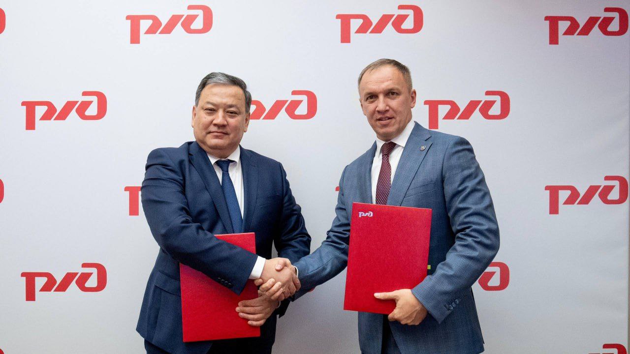 «КТЖ» и «РЖД» договорились увеличить на 30% количество передаваемых через погранпереходы ж/д составов «Казахстан темир жолы» «Казахстанские железные дороги» и «Российские железные дороги» подписали протокол, об усовершенствовании работы межгосударственных стыковых пунктах. Речь идёт об изменении направления вагонопотоков, автоматизации технологии приёма и сдачи поездов, удлинение гарантийных плеч обслуживания вагонов. Это позволит во второй половине 2025 года увеличить на 30% количество составов, передаваемых через межгосударственные стыковые пункты с 65 до 85 пар в сутки. Также стороны договорились о синхронизации развития МГСП на 2026 – 2027 годы. ℹ В первом полугодии 2025 года объём ж/д перевозок между Казахстаном и Россией превысил 45 млн тонн. Это на 1,77 млн тонн или на 4,1% выше уровня аналогичного периода 2024 года. Контейнерный транзит составил 273,3 тысячи TEU. Это на 41,7 тысячи TEU или на 18% больше, чем в первой половине 2024 года. Logistan.info Логистика Экономика