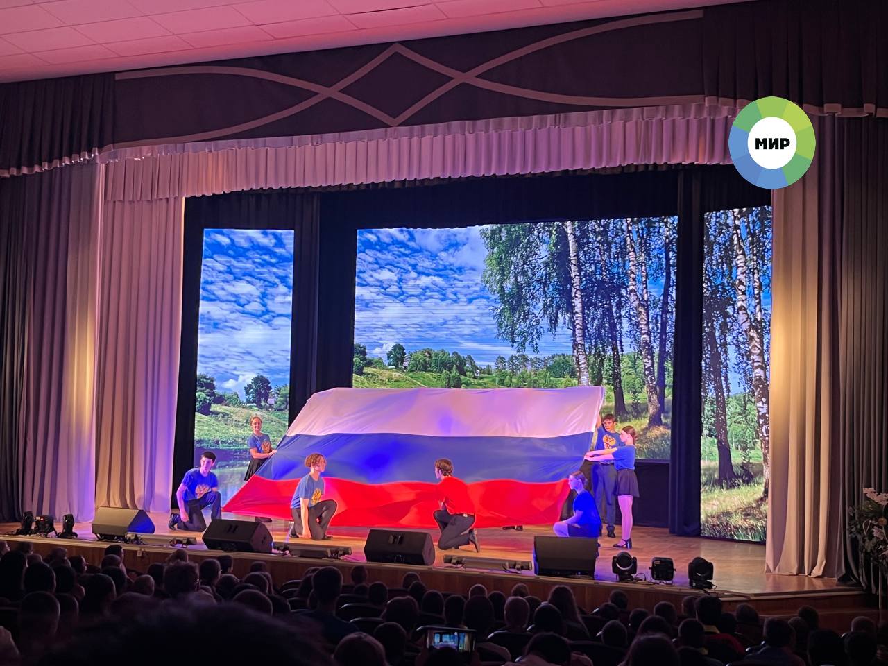 В белорусском оздоровительном лагере «Зубренок» продолжается десятый международный культурно-образовательный форум «Дети Содружества». Участники каждый день изучают культуры стран СНГ. Накануне школьники из России подготовили свою национальную программу. Сегодня свою страну представляют ребята из Кыргызстана.
