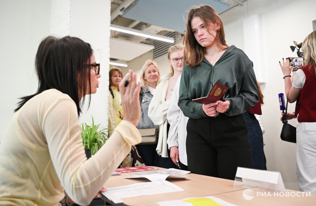 Стали известны минимальные баллы для сдачи ЕГЭ 2026 Русский язык 24 Математика базового уровня три Физика химия и биология 36 Математика профильного уровня 27 Информатика 40 История 32 География 37 Обществознание 42 Литература 32 Иностранные языки 22 Подписаться на РИА Новости