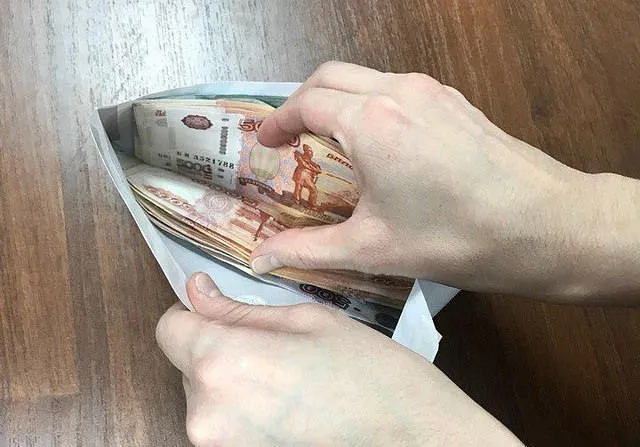 ВТБ узнал что мотивирует россиян копить совместно ВТБ узнал что является главным стимулом и преградой для россиян в совместных накоплениях В опросе приняли участие 1500 жителей крупных городов 43 участников опроса поделились что для них накопления возможность реализовать совместную мечту Треть заявили что откладывать фиксированную сумму им помогает сформированная привычка а также четкое планирование бюджета Основным стоп фактором для совместных накоплений россияне считают спонтанные покупки одного из супругов Самый популярный финансовый инструмент для совместных накоплений у россиян это вклад или накопительный счет одного из супругов 44 На втором месте совместный банковский счет куда оба могут делать переводы 32 13 предпочитают копить наличные а 7 копят с помощью инвестиционных продуктов Основными преградами для совместных накоплений респонденты считают спонтанные покупки и импульсивные траты одного из супругов так ответила четверть опрошенных Подробности на Newslab