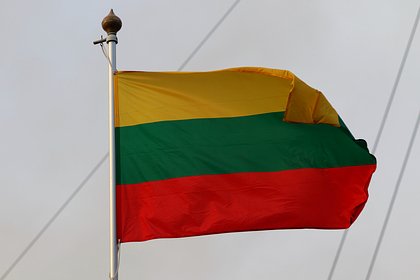 В Литве ограничили поездки россиян на родину и в Белоруссию В Литве вступили в силу ограничения на поездки проживающих в стране россиян на родину и в Белоруссию. Продленные санкции означают аннулирование временного вида на жительство тем, кто на протяжении трех календарных месяцев «без объективной причины» более одного раза пересекал границу с целью попасть в эти государства, передает ТАСС. По информации литовского департамента миграции, в стране по виду на жительство ВНЖ проживают порядка 14,7 тысячи россиян. Аналогичные ограничения предлагали ввести против граждан Белоруссии, однако Сейм их не поддержал. Вильнюс ввел режим национальных санкций в 2023 году, теперь срок их действия продлен до 2 мая 2026 года. Ранее стало известно, что певице Кристине Орбакайте запретили въезд в Латвию в связи с опасениями Службы государственной безопасности страны.