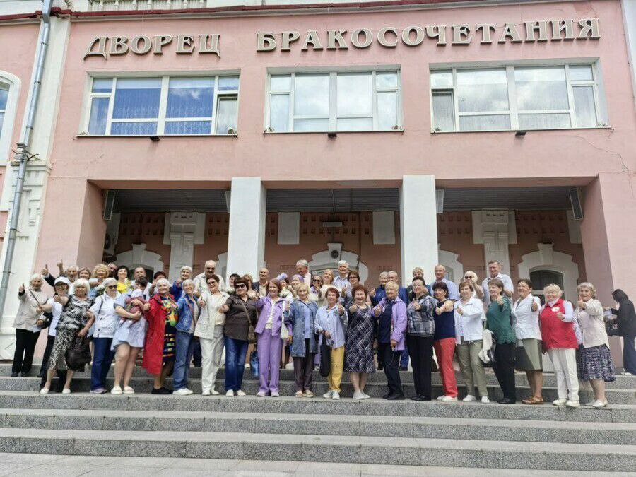 В текущем году в Благовещенске, помимо жилых домов, собираются обновить фасады административных зданий. Об этом сообщают городские власти. Мэр Благовещенска Олег Имамеев опубликовал пост, в котором говорится, что в 2025 году в амурской столице обновят фасады здания Амуржилинспекции на Загородной, 56, областной библиотеки на Ленина, 139, а также АОДНТ на Горького, 129. «При достаточном финансировании планируем преобразить в этом году и здание ЗАГСа», – поделился планами глава города.